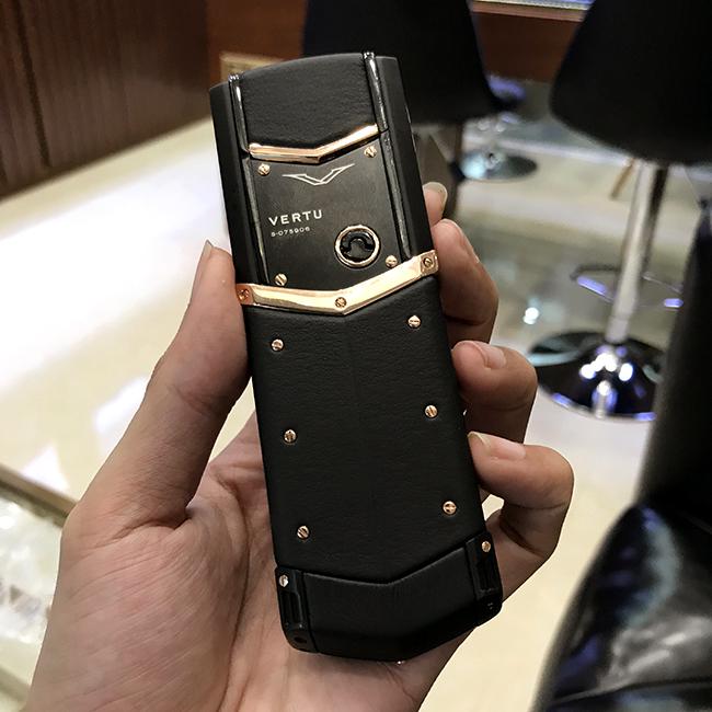 /images/image.php?width=1000&image=/admin/sanpham/Vertu-signature-s-pure-black-mix-rose-gold2_1977_anhkhac1.jpg